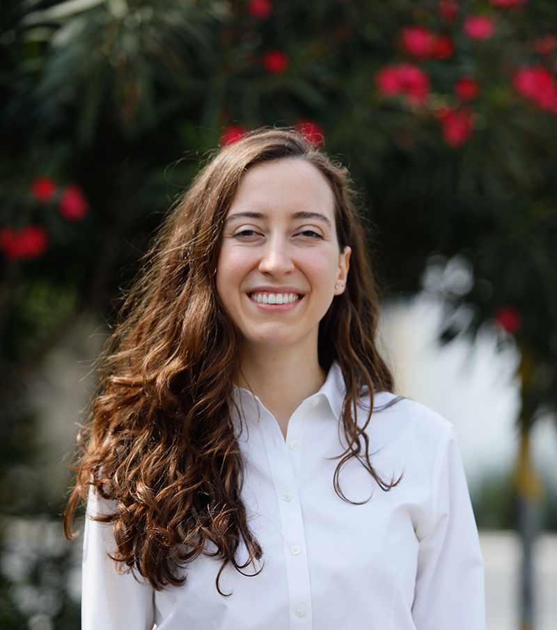 Mariajosé Rodríguez-Pliego headshot with and outdoor background