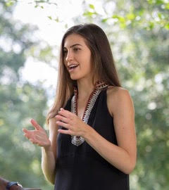 image of Isabella Bellezza-Smull speaking with hands in front of her